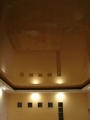 глянцевый натяжной потолок для спальни